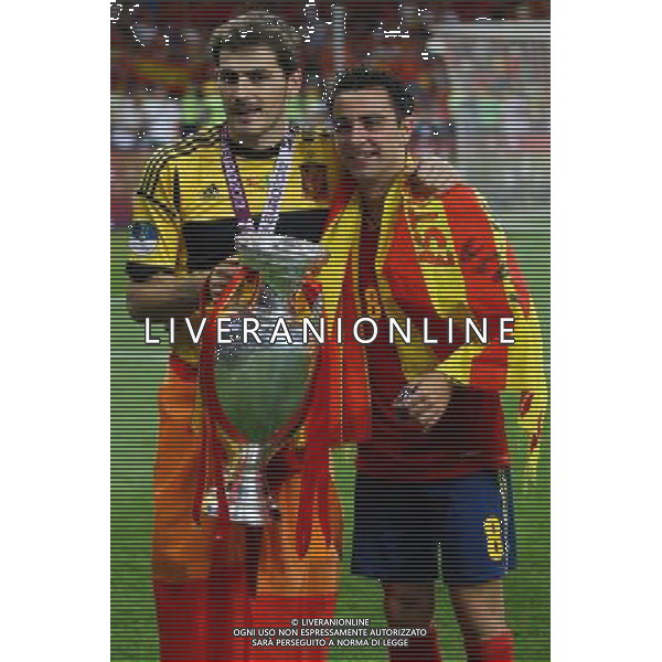 01.07.2012, KIJOW, PILKA NOZNA, FOOTBALL, MISTRZOSTWA EUROPY W PILCE NOZNEJ, EURO 2012, FOOTBALL EUROPEAN CHAMPIONSHIP,FINAL, HISZPANIA - WLOCHY, SPAIN - ITALY, IKER CASILLAS, XAVI HERNANDEZ (ESP), PUCHAR, FOT. TOMASZ JASTRZEBOWSKI / FOTO OLIMPIK/NEWSPIX.PL --- Newspix.pl SPAGNA ITALIA FINALE EUROPEI 2012 - AG ALDO LIVERANI SAS - ITALY ONLY - *** Local Caption *** .