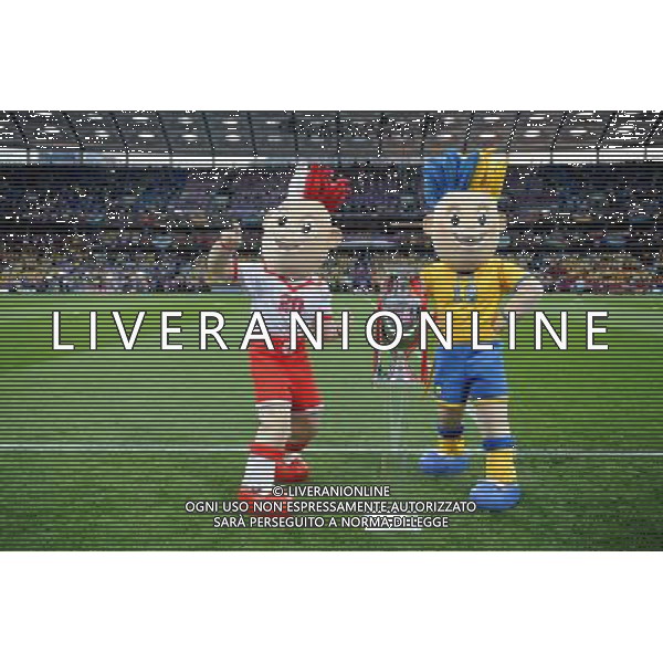 01.07.2012 KIJOW - STADION OLIMPIJSKI ( KYIV OLYMPIC STADIUM ) PILKA NOZNA ( FOOTBALL ) MISTRZOSTWA EUROPY W PILCE NOZNEJ UEFA EURO 2012 ( EUROPEAN CHAMPIONSHIPS UEFA EURO 2012 ) FINAL EURO 2012 ( FINAL EURO 2012 ) MECZ HISZPANIA - WLOCHY ( GAME SPAIN - ITALY ) NZ SLAVEK I SLAVKO Z PUCHAREM FOTO MICHAL STANCZYK / CYFRASPORT/NEWSPIX.PL --- Newspix.pl SPAGNA ITALIA FINALE EUROPEI 2012 - AG ALDO LIVERANI SAS - ITALY ONLY - *** Local Caption *** .