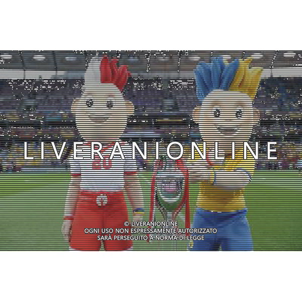 01.07.2012 KIJOW - STADION OLIMPIJSKI ( KYIV OLYMPIC STADIUM ) PILKA NOZNA ( FOOTBALL ) MISTRZOSTWA EUROPY W PILCE NOZNEJ UEFA EURO 2012 ( EUROPEAN CHAMPIONSHIPS UEFA EURO 2012 ) FINAL EURO 2012 ( FINAL EURO 2012 ) MECZ HISZPANIA - WLOCHY ( GAME SPAIN - ITALY ) NZ SLAVEK I SLAVKO Z PUCHAREM MISTRZOSTW EUROPY FOTO MICHAL STANCZYK / CYFRASPORT/NEWSPIX.PL --- Newspix.pl SPAGNA ITALIA FINALE EUROPEI 2012 - AG ALDO LIVERANI SAS - ITALY ONLY - *** Local Caption *** .