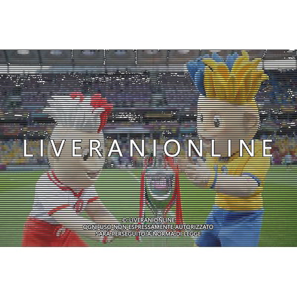 01.07.2012 KIJOW - STADION OLIMPIJSKI ( KYIV OLYMPIC STADIUM ) PILKA NOZNA ( FOOTBALL ) MISTRZOSTWA EUROPY W PILCE NOZNEJ UEFA EURO 2012 ( EUROPEAN CHAMPIONSHIPS UEFA EURO 2012 ) FINAL EURO 2012 ( FINAL EURO 2012 ) MECZ HISZPANIA - WLOCHY ( GAME SPAIN - ITALY ) NZ SLAVEK I SLAVKO Z PUCHAREM MISTRZOSTW EUROPY FOTO MICHAL STANCZYK / CYFRASPORT/NEWSPIX.PL --- Newspix.pl SPAGNA ITALIA FINALE EUROPEI 2012 - AG ALDO LIVERANI SAS - ITALY ONLY - *** Local Caption *** .