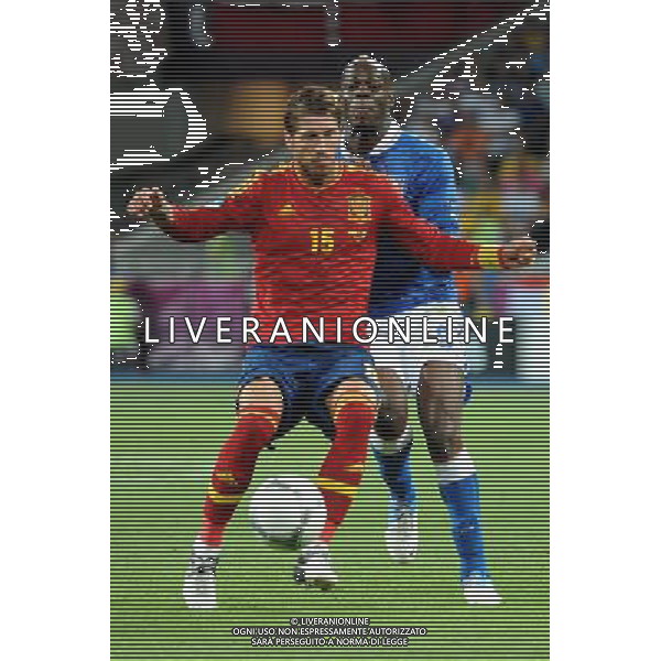 01.07.2012 KIJOW - STADION OLIMPIJSKI ( KYIV OLYMPIC STADIUM ) PILKA NOZNA ( FOOTBALL ) MISTRZOSTWA EUROPY W PILCE NOZNEJ UEFA EURO 2012 ( EUROPEAN CHAMPIONSHIPS UEFA EURO 2012 ) FINAL EURO 2012 ( FINAL EURO 2012 ) MECZ HISZPANIA - WLOCHY ( GAME SPAIN - ITALY ) NZ SERGIO RAMOS (L), MARIO BALOTELLI (P) FOTO MICHAL STANCZYK / CYFRASPORT/NEWSPIX.PL --- Newspix.pl SPAGNA ITALIA FINALE EUROPEI 2012 - AG ALDO LIVERANI SAS - ITALY ONLY - *** Local Caption *** .