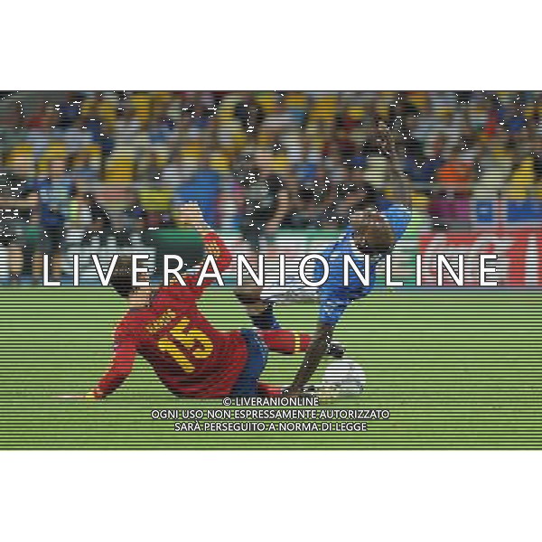 01.07.2012 KIJOW - STADION OLIMPIJSKI ( KYIV OLYMPIC STADIUM ) PILKA NOZNA ( FOOTBALL ) MISTRZOSTWA EUROPY W PILCE NOZNEJ UEFA EURO 2012 ( EUROPEAN CHAMPIONSHIPS UEFA EURO 2012 ) FINAL EURO 2012 ( FINAL EURO 2012 ) MECZ HISZPANIA - WLOCHY ( GAME SPAIN - ITALY ) NZ SERGIO RAMOS (L), MARIO BALOTELLI (P) FOTO MICHAL STANCZYK / CYFRASPORT/NEWSPIX.PL --- Newspix.pl SPAGNA ITALIA FINALE EUROPEI 2012 - AG ALDO LIVERANI SAS - ITALY ONLY - *** Local Caption *** .