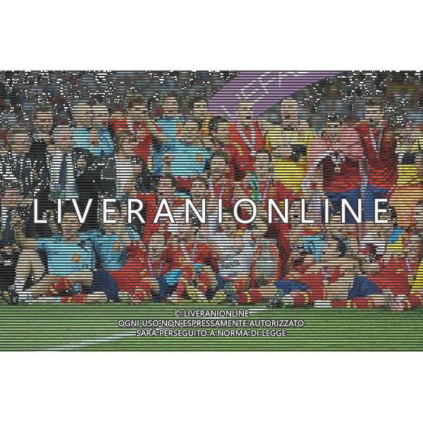 01.07.2012 KIJOW - STADION OLIMPIJSKI ( KYIV OLYMPIC STADIUM ) PILKA NOZNA ( FOOTBALL ) MISTRZOSTWA EUROPY W PILCE NOZNEJ UEFA EURO 2012 ( EUROPEAN CHAMPIONSHIPS UEFA EURO 2012 ) FINAL EURO 2012 ( FINAL EURO 2012 ) MECZ HISZPANIA - WLOCHY ( GAME SPAIN - ITALY ) NZ MISTRZOWIE EUROPY IKER CASILLAS , RAUL ALBIOL , GERARD PIQUE , JAVI MARTINEZ , JUANFRAN , ANDRES INIESTA , PEDRO RODRIGUEZ , XAVI HERNANDEZ , FERNANDO TORRES , CESC FABREGAS , ALVARO NEGREDO , VICTOR VALDES , JUAN MATA , XABI ALONSO , SERGIO RAMOS , SERGIO BUSQUETS , ALVARO ARBELOA , JORDI ALBA , FERNANDO LLORENTE , SANTI CAZORLA , TRENER (HEAD COACH) VINCENTE DEL BOSQUE , DAVID SILVA , JESUS NAVAS , PEPE REINA , FOTO MICHAL STANCZYK / CYFRASPORT/NEWSPIX.PL --- Newspix.pl SPAGNA ITALIA FINALE EUROPEI 2012 - AG ALDO LIVERANI SAS - ITALY ONLY - *** Local Caption *** .