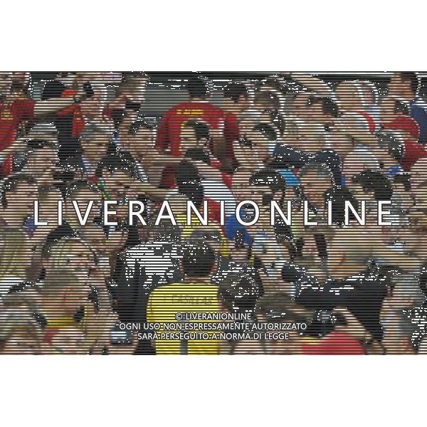 01.07.2012 KIJOW - STADION OLIMPIJSKI ( KYIV OLYMPIC STADIUM ) PILKA NOZNA ( FOOTBALL ) MISTRZOSTWA EUROPY W PILCE NOZNEJ UEFA EURO 2012 ( EUROPEAN CHAMPIONSHIPS UEFA EURO 2012 ) FINAL EURO 2012 ( FINAL EURO 2012 ) MECZ HISZPANIA - WLOCHY ( GAME SPAIN - ITALY ) NZ IKER CASILLAS , PODZIEKOWANIE KIBICOM FOTO MICHAL STANCZYK / CYFRASPORT/NEWSPIX.PL --- Newspix.pl SPAGNA ITALIA FINALE EUROPEI 2012 - AG ALDO LIVERANI SAS - ITALY ONLY - *** Local Caption *** .