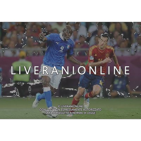01.07.2012 KIJOW KIEV PILKA NOZNA KADRA REPREZENTACJA MISTRZOSTWA EUROPY W PILCE NOZNEJ EURO2012 POLSKA I UKRAINA FOOTBALL EUROPEAN CHAMPIONSHIPS UEFA EURO 2012 POLAND AND UKRAINE FINAL (FINAL GAME) HISZPANIA - WLOCHY (SPAIN VS. ITALY) N/Z MARIO BALOTELLI SERGIO BUSQUETS FOT LUKASZ LASKOWSKI / PRESSFOCUS NEWSPIXPL --- Newspix.pl SPAGNA ITALIA FINALE EUROPEI 2012 - AG ALDO LIVERANI SAS - ITALY ONLY - *** Local Caption *** .