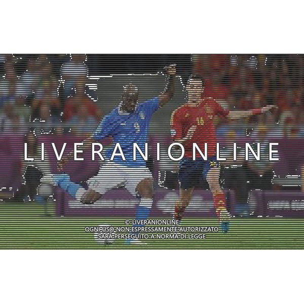 01.07.2012 KIJOW KIEV PILKA NOZNA KADRA REPREZENTACJA MISTRZOSTWA EUROPY W PILCE NOZNEJ EURO2012 POLSKA I UKRAINA FOOTBALL EUROPEAN CHAMPIONSHIPS UEFA EURO 2012 POLAND AND UKRAINE FINAL (FINAL GAME) HISZPANIA - WLOCHY (SPAIN VS. ITALY) N/Z MARIO BALOTELLI SERGIO BUSQUETS FOT LUKASZ LASKOWSKI / PRESSFOCUS NEWSPIXPL --- Newspix.pl SPAGNA ITALIA FINALE EUROPEI 2012 - AG ALDO LIVERANI SAS - ITALY ONLY - *** Local Caption *** .