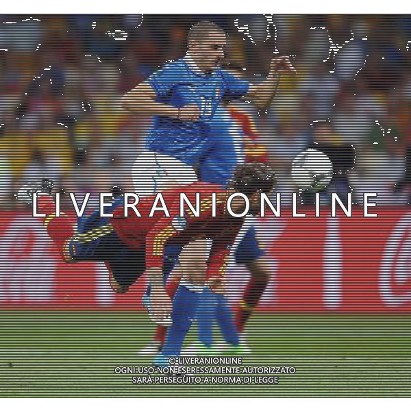 01.07.2012 KIJOW KIEV PILKA NOZNA KADRA REPREZENTACJA MISTRZOSTWA EUROPY W PILCE NOZNEJ EURO2012 POLSKA I UKRAINA FOOTBALL EUROPEAN CHAMPIONSHIPS UEFA EURO 2012 POLAND AND UKRAINE FINAL (FINAL GAME) HISZPANIA - WLOCHY (SPAIN VS. ITALY) N/Z SERGIO RAMOS LEONARDO BONUCCI REKA HANDBALL FOT LUKASZ LASKOWSKI / PRESSFOCUS NEWSPIXPL --- Newspix.pl SPAGNA ITALIA FINALE EUROPEI 2012 - AG ALDO LIVERANI SAS - ITALY ONLY - *** Local Caption *** .