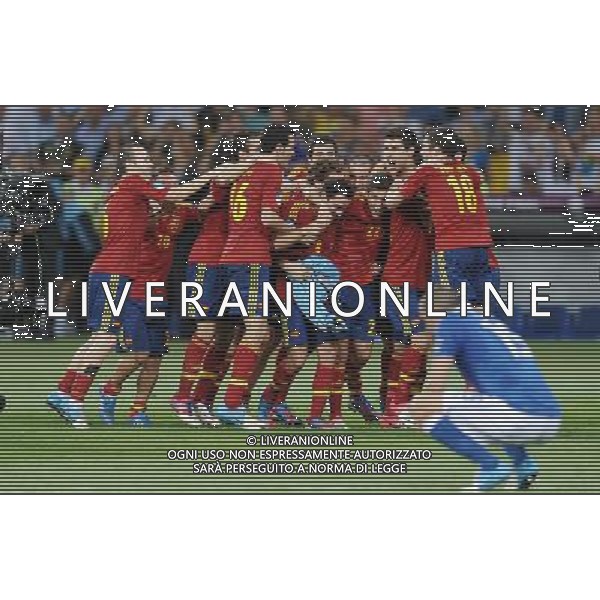 01.07.2012 KIJOW KIEV PILKA NOZNA KADRA REPREZENTACJA MISTRZOSTWA EUROPY W PILCE NOZNEJ EURO2012 POLSKA I UKRAINA FOOTBALL EUROPEAN CHAMPIONSHIPS UEFA EURO 2012 POLAND AND UKRAINE FINAL (FINAL GAME) HISZPANIA - WLOCHY (SPAIN VS. ITALY) N/Z KORONACJA ZWYCIESTWO DEKORACJA FETA RADOSC PUCHAR IKER CASILLAS XAVI HERNANDEZ ANDRES INIESTA CESC FABREGAS FOT LUKASZ LASKOWSKI / PRESSFOCUS NEWSPIXPL --- Newspix.pl SPAGNA ITALIA FINALE EUROPEI 2012 - AG ALDO LIVERANI SAS - ITALY ONLY - *** Local Caption *** .
