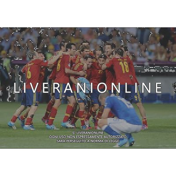 01.07.2012 KIJOW KIEV PILKA NOZNA KADRA REPREZENTACJA MISTRZOSTWA EUROPY W PILCE NOZNEJ EURO2012 POLSKA I UKRAINA FOOTBALL EUROPEAN CHAMPIONSHIPS UEFA EURO 2012 POLAND AND UKRAINE FINAL (FINAL GAME) HISZPANIA - WLOCHY (SPAIN VS. ITALY) N/Z KORONACJA ZWYCIESTWO DEKORACJA FETA RADOSC PUCHAR IKER CASILLAS XAVI HERNANDEZ ANDRES INIESTA CESC FABREGAS FOT LUKASZ LASKOWSKI / PRESSFOCUS NEWSPIXPL --- Newspix.pl SPAGNA ITALIA FINALE EUROPEI 2012 - AG ALDO LIVERANI SAS - ITALY ONLY - *** Local Caption *** .