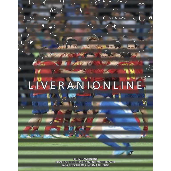 01.07.2012 KIJOW KIEV PILKA NOZNA KADRA REPREZENTACJA MISTRZOSTWA EUROPY W PILCE NOZNEJ EURO2012 POLSKA I UKRAINA FOOTBALL EUROPEAN CHAMPIONSHIPS UEFA EURO 2012 POLAND AND UKRAINE FINAL (FINAL GAME) HISZPANIA - WLOCHY (SPAIN VS. ITALY) N/Z KORONACJA ZWYCIESTWO DEKORACJA FETA RADOSC PUCHAR IKER CASILLAS XAVI HERNANDEZ ANDRES INIESTA CESC FABREGAS FOT LUKASZ LASKOWSKI / PRESSFOCUS NEWSPIXPL --- Newspix.pl SPAGNA ITALIA FINALE EUROPEI 2012 - AG ALDO LIVERANI SAS - ITALY ONLY - *** Local Caption *** .