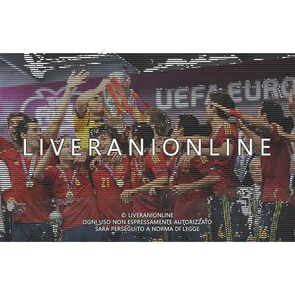 01.07.2012 KIJOW KIEV PILKA NOZNA KADRA REPREZENTACJA MISTRZOSTWA EUROPY W PILCE NOZNEJ EURO2012 POLSKA I UKRAINA FOOTBALL EUROPEAN CHAMPIONSHIPS UEFA EURO 2012 POLAND AND UKRAINE FINAL (FINAL GAME) HISZPANIA - WLOCHY (SPAIN VS. ITALY) N/Z KORONACJA ZWYCIESTWO DEKORACJA FETA RADOSC PUCHAR IKER CASILLAS XAVI HERNANDEZ ANDRES INIESTA CESC FABREGAS FOT LUKASZ LASKOWSKI / PRESSFOCUS NEWSPIXPL --- Newspix.pl SPAGNA ITALIA FINALE EUROPEI 2012 - AG ALDO LIVERANI SAS - ITALY ONLY - *** Local Caption *** .