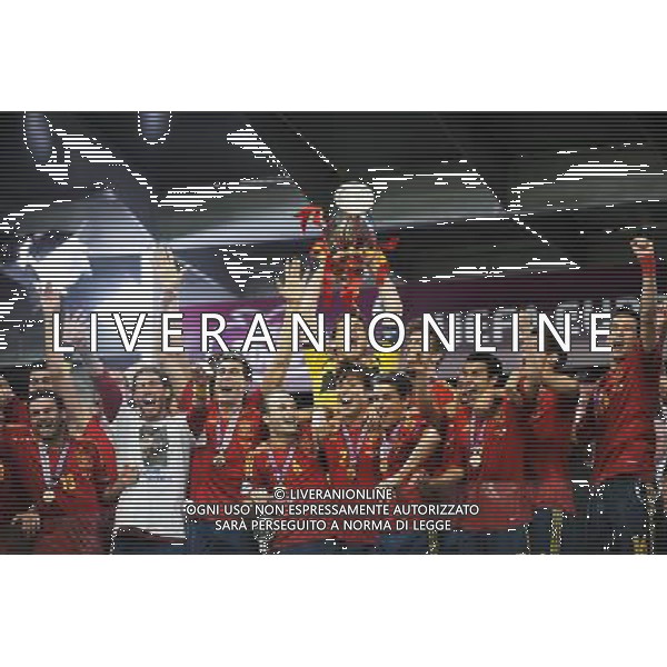 01.07.2012 KIJOW KIEV PILKA NOZNA KADRA REPREZENTACJA MISTRZOSTWA EUROPY W PILCE NOZNEJ EURO2012 POLSKA I UKRAINA FOOTBALL EUROPEAN CHAMPIONSHIPS UEFA EURO 2012 POLAND AND UKRAINE FINAL (FINAL GAME) HISZPANIA - WLOCHY (SPAIN VS. ITALY) N/Z KORONACJA ZWYCIESTWO DEKORACJA FETA RADOSC PUCHAR IKER CASILLAS XAVI HERNANDEZ ANDRES INIESTA CESC FABREGAS FOT LUKASZ LASKOWSKI / PRESSFOCUS NEWSPIXPL --- Newspix.pl SPAGNA ITALIA FINALE EUROPEI 2012 - AG ALDO LIVERANI SAS - ITALY ONLY - *** Local Caption *** .