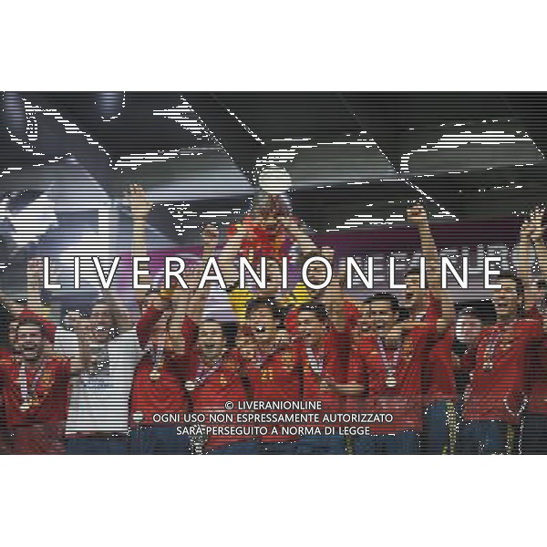 01.07.2012 KIJOW KIEV PILKA NOZNA KADRA REPREZENTACJA MISTRZOSTWA EUROPY W PILCE NOZNEJ EURO2012 POLSKA I UKRAINA FOOTBALL EUROPEAN CHAMPIONSHIPS UEFA EURO 2012 POLAND AND UKRAINE FINAL (FINAL GAME) HISZPANIA - WLOCHY (SPAIN VS. ITALY) N/Z KORONACJA ZWYCIESTWO DEKORACJA FETA RADOSC PUCHAR IKER CASILLAS XAVI HERNANDEZ ANDRES INIESTA CESC FABREGAS FOT LUKASZ LASKOWSKI / PRESSFOCUS NEWSPIXPL --- Newspix.pl SPAGNA ITALIA FINALE EUROPEI 2012 - AG ALDO LIVERANI SAS - ITALY ONLY - *** Local Caption *** .
