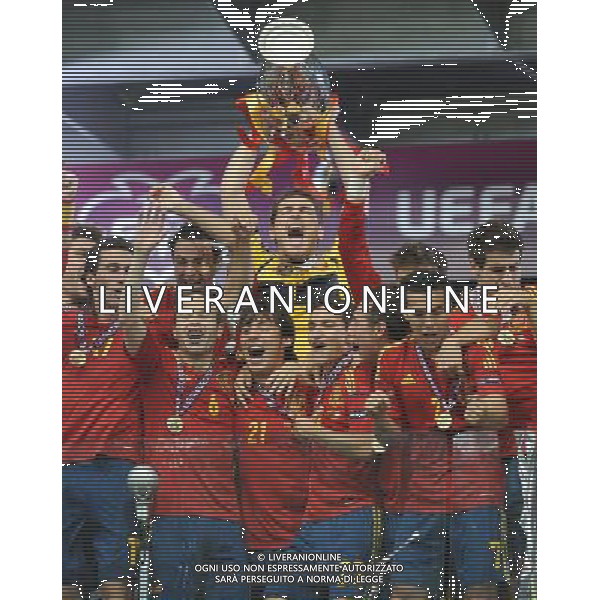 01.07.2012 KIJOW KIEV PILKA NOZNA KADRA REPREZENTACJA MISTRZOSTWA EUROPY W PILCE NOZNEJ EURO2012 POLSKA I UKRAINA FOOTBALL EUROPEAN CHAMPIONSHIPS UEFA EURO 2012 POLAND AND UKRAINE FINAL (FINAL GAME) HISZPANIA - WLOCHY (SPAIN VS. ITALY) N/Z KORONACJA ZWYCIESTWO DEKORACJA FETA RADOSC PUCHAR IKER CASILLAS XAVI HERNANDEZ ANDRES INIESTA CESC FABREGAS FOT LUKASZ LASKOWSKI / PRESSFOCUS NEWSPIXPL --- Newspix.pl SPAGNA ITALIA FINALE EUROPEI 2012 - AG ALDO LIVERANI SAS - ITALY ONLY - *** Local Caption *** .