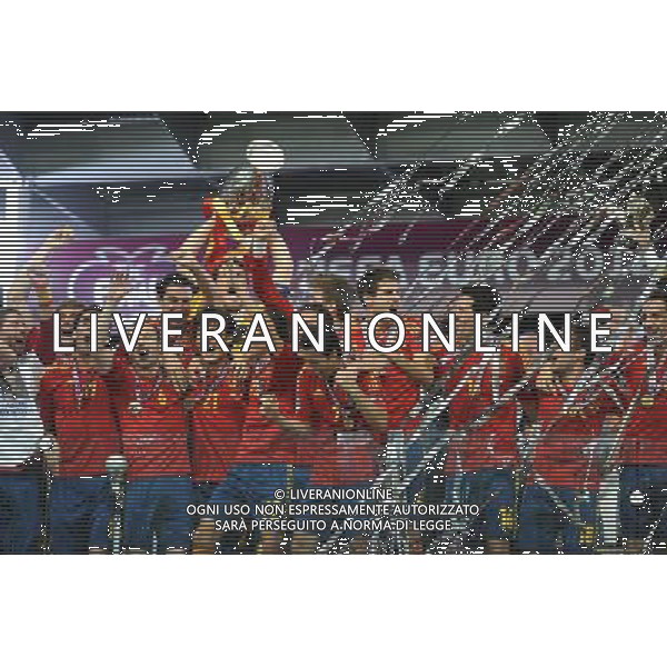 01.07.2012 KIJOW KIEV PILKA NOZNA KADRA REPREZENTACJA MISTRZOSTWA EUROPY W PILCE NOZNEJ EURO2012 POLSKA I UKRAINA FOOTBALL EUROPEAN CHAMPIONSHIPS UEFA EURO 2012 POLAND AND UKRAINE FINAL (FINAL GAME) HISZPANIA - WLOCHY (SPAIN VS. ITALY) N/Z KORONACJA ZWYCIESTWO DEKORACJA FETA RADOSC PUCHAR IKER CASILLAS XAVI HERNANDEZ ANDRES INIESTA CESC FABREGAS FOT LUKASZ LASKOWSKI / PRESSFOCUS NEWSPIXPL --- Newspix.pl SPAGNA ITALIA FINALE EUROPEI 2012 - AG ALDO LIVERANI SAS - ITALY ONLY - *** Local Caption *** .