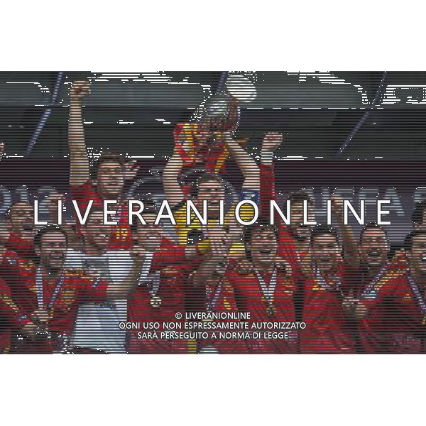 01.07.2012 KIJOW (KIEV) STADION OLYMPIJSKI (THE OLYMPIC STADIUM) PILKA NOZNA (SOCCER) MISTRZOSTWA EURO 2012 POLSKA UKRAINA (UEFA EURO 2012 POLAND UKRAINE) FINAL (FINAL) MECZ HISZPANIA - WLOCHY (SPAIN - ITALY) N/Z PUCHAR RADOSC MISTRZ ZWYCIEZCA HISZPANIA DRUZYNA FOT RAFAL OLEKSIEWICZ / PRESSFOCUS NEWSPIXPL --- Newspix.pl SPAGNA ITALIA FINALE EUROPEI 2012 - AG ALDO LIVERANI SAS - ITALY ONLY - *** Local Caption *** .