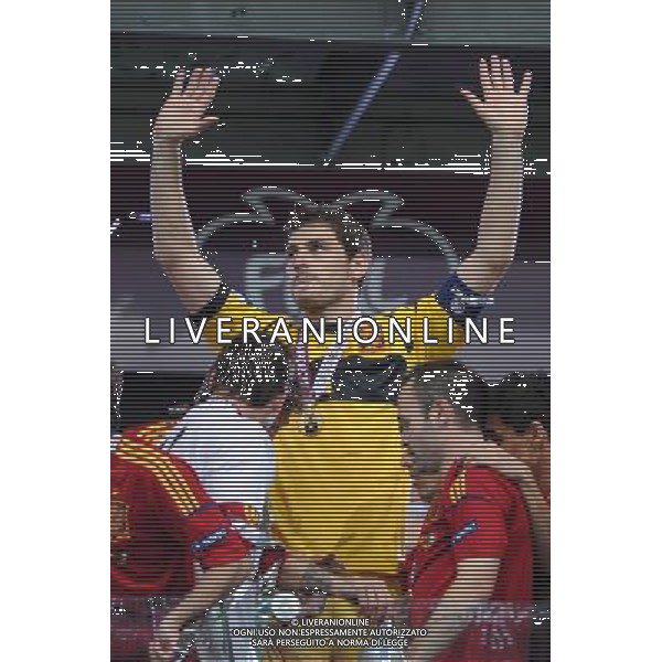 01.07.2012 KIJOW (KIEV) STADION OLYMPIJSKI (THE OLYMPIC STADIUM) PILKA NOZNA (SOCCER) MISTRZOSTWA EURO 2012 POLSKA UKRAINA (UEFA EURO 2012 POLAND UKRAINE) FINAL (FINAL) MECZ HISZPANIA - WLOCHY (SPAIN - ITALY) N/Z PUCHAR RADOSC MISTRZ ZWYCIEZCA HISZPANIA DRUZYNA IKER CASILLAS FOT RAFAL OLEKSIEWICZ / PRESSFOCUS NEWSPIXPL --- Newspix.pl SPAGNA ITALIA FINALE EUROPEI 2012 - AG ALDO LIVERANI SAS - ITALY ONLY - *** Local Caption *** .