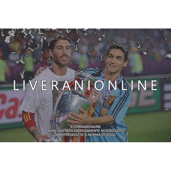 01.07.2012 KIJOW (KIEV) STADION OLYMPIJSKI (THE OLYMPIC STADIUM) PILKA NOZNA (SOCCER) MISTRZOSTWA EURO 2012 POLSKA UKRAINA (UEFA EURO 2012 POLAND UKRAINE) FINAL (FINAL) MECZ HISZPANIA - WLOCHY (SPAIN - ITALY) N/Z PUCHAR RADOSC MISTRZ ZWYCIEZCA HISZPANIA DRUZYNA FERNANDO TORRES CALUJE PUCHAR FOT RAFAL OLEKSIEWICZ / PRESSFOCUS NEWSPIXPL --- Newspix.pl SPAGNA ITALIA FINALE EUROPEI 2012 - AG ALDO LIVERANI SAS - ITALY ONLY - *** Local Caption *** .