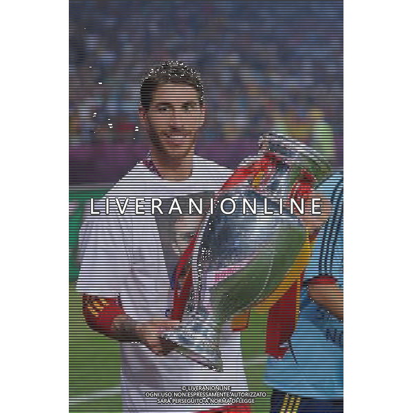 01.07.2012 KIJOW (KIEV) STADION OLYMPIJSKI (THE OLYMPIC STADIUM) PILKA NOZNA (SOCCER) MISTRZOSTWA EURO 2012 POLSKA UKRAINA (UEFA EURO 2012 POLAND UKRAINE) FINAL (FINAL) MECZ HISZPANIA - WLOCHY (SPAIN - ITALY) N/Z PUCHAR RADOSC MISTRZ ZWYCIEZCA HISZPANIA DRUZYNA FERNANDO TORRES CALUJE PUCHAR FOT RAFAL OLEKSIEWICZ / PRESSFOCUS NEWSPIXPL --- Newspix.pl SPAGNA ITALIA FINALE EUROPEI 2012 - AG ALDO LIVERANI SAS - ITALY ONLY - *** Local Caption *** .