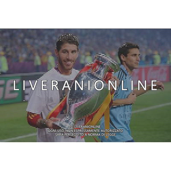 01.07.2012 KIJOW (KIEV) STADION OLYMPIJSKI (THE OLYMPIC STADIUM) PILKA NOZNA (SOCCER) MISTRZOSTWA EURO 2012 POLSKA UKRAINA (UEFA EURO 2012 POLAND UKRAINE) FINAL (FINAL) MECZ HISZPANIA - WLOCHY (SPAIN - ITALY) N/Z PUCHAR RADOSC MISTRZ ZWYCIEZCA HISZPANIA DRUZYNA FERNANDO TORRES CALUJE PUCHAR FOT RAFAL OLEKSIEWICZ / PRESSFOCUS NEWSPIXPL --- Newspix.pl SPAGNA ITALIA FINALE EUROPEI 2012 - AG ALDO LIVERANI SAS - ITALY ONLY - *** Local Caption *** .
