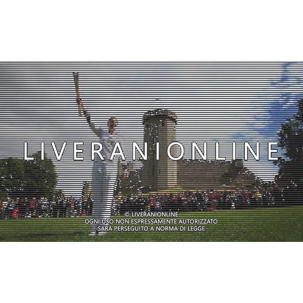 Torchbearer 119 Georgina Harland holds the Olympic Flame in front of Warwick Castle during Day 44 of the London 2012 Olympic Torch Relay. ©photoshot/AGENZIA ALDO LIVERANI SAS - ITALY ONLY - Staffetta della Fiaccola Olimpica dei giochi olimpici di Londra 2012