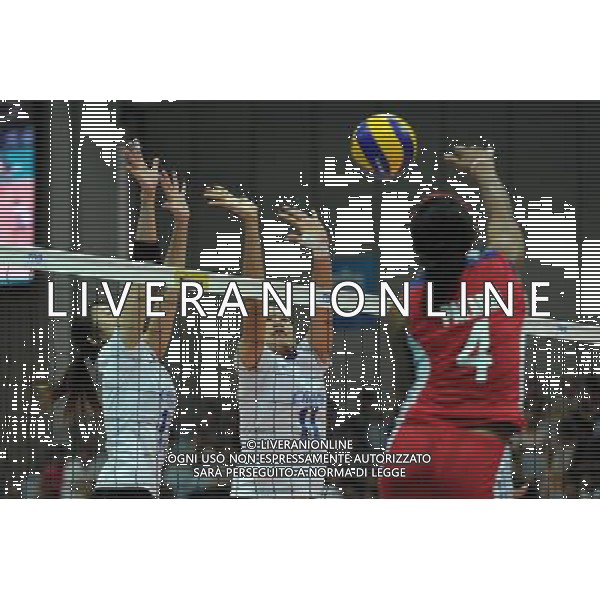 (120701) -- NINGBO, July 1, 2012 () -- H. Amporn (C) of Thailand blocks the ball against Palacios (R) of Cuba during their 5th round match at the FIVB Volleyball World Grand Prix in Ningbo, east China\'s Zhejiang Province, July 1, 2012. Thailand won 3-0. (/Ju Huanzong) ©photoshot/AGENZIA ALDO LIVERANI SAS - ITALY ONLY: Cuba - Thailandia partita Volley del 5¡ turno pallavolo FIVB World Grand Prix
