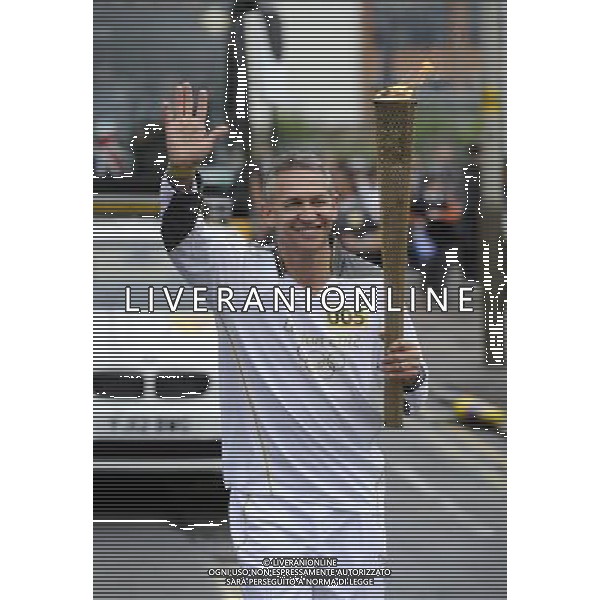 Former footballer and TV presenter Torchbearer 005 Gary Lineker carries the Olympic Flame on the Torch Relay leg through Leicester. ©photoshot/AGENZIA ALDO LIVERANI SAS - ITALY ONLY - Staffetta della Fiaccola Olimpica dei giochi olimpici di Londra 2012