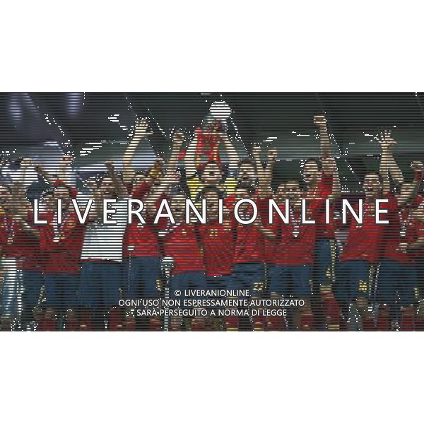 KIJOW STADION OLIMPIJSKI 01.07.2012 EURO 2012 PILKA NOZNA FINAL MISTRZOSTW EUROPY HISZPANIA WLOCHY NZ HISZPANIA RADOSC ZWYCIESTWO MISTRZOSTWO MISTRZ EUROPY FETA FOT MICHAL NOWAK / NEWSPIX.PL KYIV OLYMPIC STADIUM 01.07.2012 FOOTBALL SOCCER EURO 2012 FINAL OF UEFA EUROPEAN FOOTBALL CHAMPIONSHIP SPAIN - ITALY SPANISH PLAYERS ARE CELEBRATING AS THEY WON OVER ITALY. SPAIN BECAME EUROPEAN CHAMPIONS MICHAL NOWAK / NEWSPIX.PL --- Newspix.pl /EUROPEO 2012 ITALIA SPAGNA FINALE - AG ALDO LIVERANI SAS - ITALY ONLY - *** Local Caption *** www.newspix.pl mail us: info@newspix.pl call us: 0048 022 23 22 222 --- Polish Picture Agency by Ringier Axel Springer Poland .