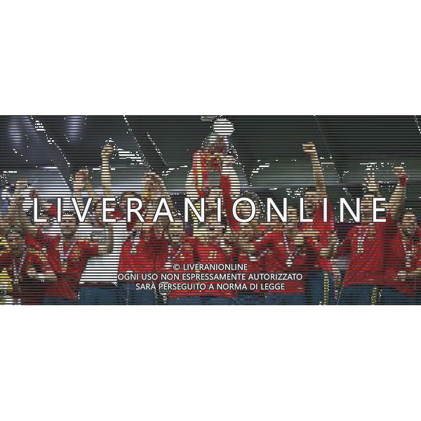 KIJOW STADION OLIMPIJSKI 01.07.2012 EURO 2012 PILKA NOZNA FINAL MISTRZOSTW EUROPY HISZPANIA WLOCHY NZ HISZPANIA RADOSC ZWYCIESTWO MISTRZOSTWO MISTRZ EUROPY FETA FOT MICHAL NOWAK / NEWSPIX.PL KYIV OLYMPIC STADIUM 01.07.2012 FOOTBALL SOCCER EURO 2012 FINAL OF UEFA EUROPEAN FOOTBALL CHAMPIONSHIP SPAIN - ITALY SPANISH PLAYERS ARE CELEBRATING AS THEY WON OVER ITALY. SPAIN BECAME EUROPEAN CHAMPIONS MICHAL NOWAK / NEWSPIX.PL --- Newspix.pl /EUROPEO 2012 ITALIA SPAGNA FINALE - AG ALDO LIVERANI SAS - ITALY ONLY - *** Local Caption *** www.newspix.pl mail us: info@newspix.pl call us: 0048 022 23 22 222 --- Polish Picture Agency by Ringier Axel Springer Poland .