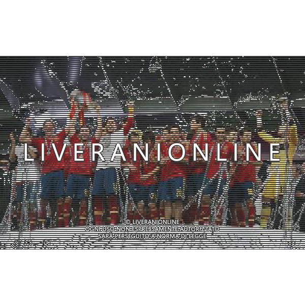 KIJOW STADION OLIMPIJSKI 01.07.2012 EURO 2012 PILKA NOZNA FINAL MISTRZOSTW EUROPY HISZPANIA WLOCHY NZ HISZPANIA RADOSC ZWYCIESTWO MISTRZOSTWO MISTRZ EUROPY FETA FOT MICHAL NOWAK / NEWSPIX.PL KYIV OLYMPIC STADIUM 01.07.2012 FOOTBALL SOCCER EURO 2012 FINAL OF UEFA EUROPEAN FOOTBALL CHAMPIONSHIP SPAIN - ITALY SPANISH PLAYERS ARE CELEBRATING AS THEY WON OVER ITALY. SPAIN BECAME EUROPEAN CHAMPIONS MICHAL NOWAK / NEWSPIX.PL --- Newspix.pl /EUROPEO 2012 ITALIA SPAGNA FINALE - AG ALDO LIVERANI SAS - ITALY ONLY - *** Local Caption *** www.newspix.pl mail us: info@newspix.pl call us: 0048 022 23 22 222 --- Polish Picture Agency by Ringier Axel Springer Poland .