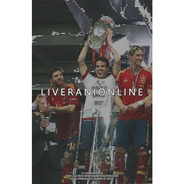 KIJOW STADION OLIMPIJSKI 01.07.2012 EURO 2012 PILKA NOZNA FINAL MISTRZOSTW EUROPY HISZPANIA WLOCHY NZ HISZPANIA RADOSC ZWYCIESTWO MISTRZOSTWO MISTRZ EUROPY FETA XABI ALONSO SPA CESC FABREGAS SPA FERNANDO TORRES SPA FOT MICHAL NOWAK / NEWSPIX.PL KYIV OLYMPIC STADIUM 01.07.2012 FOOTBALL SOCCER EURO 2012 FINAL OF UEFA EUROPEAN FOOTBALL CHAMPIONSHIP SPAIN - ITALY SPANISH PLAYERS ARE CELEBRATING AS THEY WON OVER ITALY. SPAIN BECAME EUROPEAN CHAMPIONS MICHAL NOWAK / NEWSPIX.PL --- Newspix.pl /EUROPEO 2012 ITALIA SPAGNA FINALE - AG ALDO LIVERANI SAS - ITALY ONLY - *** Local Caption *** www.newspix.pl mail us: info@newspix.pl call us: 0048 022 23 22 222 --- Polish Picture Agency by Ringier Axel Springer Poland .