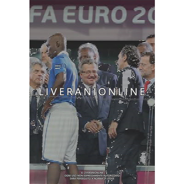 KIJOW STADION OLIMPIJSKI 01.07.2012 EURO 2012 PILKA NOZNA FINAL MISTRZOSTW EUROPY HISZPANIA WLOCHY NZ MARIO BALOTELLI ITA PREZYDENT POLSKA BRONISLAW KOMOROWSKI SELEKCJONER WLOCHY CESARE PRANDELLI FOT MICHAL NOWAK / NEWSPIX.PL KYIV OLYMPIC STADIUM 01.07.2012 FOOTBALL SOCCER EURO 2012 FINAL OF UEFA EUROPEAN FOOTBALL CHAMPIONSHIP SPAIN - ITALY MARIO BALOTELLI ITA PREZYDENT POLSKA BRONISLAW KOMOROWSKI SELEKCJONER WLOCHY CESARE PRANDELLI MICHAL NOWAK / NEWSPIX.PL --- Newspix.pl /EUROPEO 2012 ITALIA SPAGNA FINALE - AG ALDO LIVERANI SAS - ITALY ONLY - *** Local Caption *** www.newspix.pl mail us: info@newspix.pl call us: 0048 022 23 22 222 --- Polish Picture Agency by Ringier Axel Springer Poland .