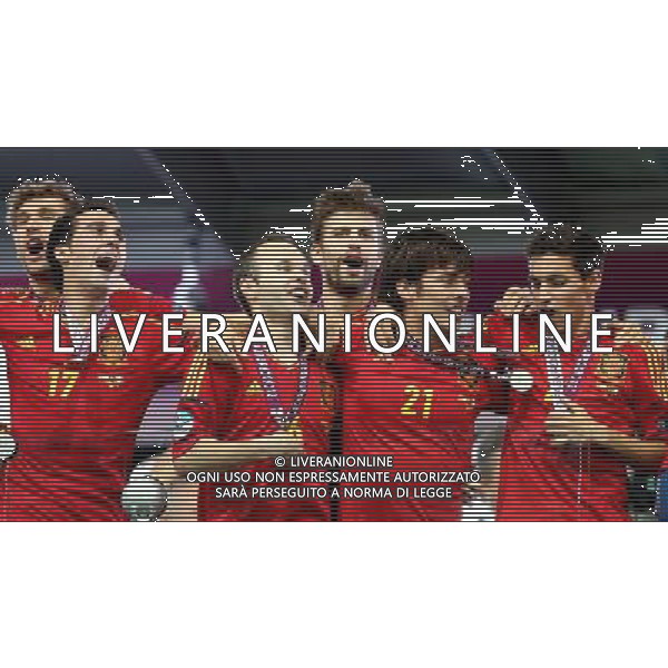 KIJOW STADION OLIMPIJSKI 01.07.2012 EURO 2012 PILKA NOZNA FINAL MISTRZOSTW EUROPY HISZPANIA WLOCHY NZ HISZPANIA RADOSC ZWYCIESTWO MISTRZOSTWO MISTRZ EUROPY FETA FOT MICHAL NOWAK / NEWSPIX.PL KYIV OLYMPIC STADIUM 01.07.2012 FOOTBALL SOCCER EURO 2012 FINAL OF UEFA EUROPEAN FOOTBALL CHAMPIONSHIP SPAIN - ITALY SPANISH PLAYERS ARE CELEBRATING AS THEY WON OVER ITALY. SPAIN BECAME EUROPEAN CHAMPIONS MICHAL NOWAK / NEWSPIX.PL --- Newspix.pl /EUROPEO 2012 ITALIA SPAGNA FINALE - AG ALDO LIVERANI SAS - ITALY ONLY - *** Local Caption *** www.newspix.pl mail us: info@newspix.pl call us: 0048 022 23 22 222 --- Polish Picture Agency by Ringier Axel Springer Poland .