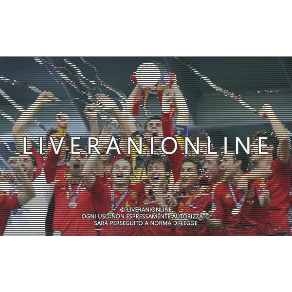 KIJOW STADION OLIMPIJSKI 01.07.2012 EURO 2012 PILKA NOZNA FINAL MISTRZOSTW EUROPY HISZPANIA WLOCHY NZ HISZPANIA RADOSC ZWYCIESTWO MISTRZOSTWO MISTRZ EUROPY FETA FOT MICHAL NOWAK / NEWSPIX.PL KYIV OLYMPIC STADIUM 01.07.2012 FOOTBALL SOCCER EURO 2012 FINAL OF UEFA EUROPEAN FOOTBALL CHAMPIONSHIP SPAIN - ITALY SPANISH PLAYERS ARE CELEBRATING AS THEY WON OVER ITALY. SPAIN BECAME EUROPEAN CHAMPIONS MICHAL NOWAK / NEWSPIX.PL --- Newspix.pl /EUROPEO 2012 ITALIA SPAGNA FINALE - AG ALDO LIVERANI SAS - ITALY ONLY - *** Local Caption *** www.newspix.pl mail us: info@newspix.pl call us: 0048 022 23 22 222 --- Polish Picture Agency by Ringier Axel Springer Poland .