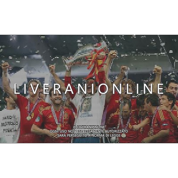 KIJOW STADION OLIMPIJSKI 01.07.2012 EURO 2012 PILKA NOZNA FINAL MISTRZOSTW EUROPY HISZPANIA WLOCHY NZ HISZPANIA RADOSC ZWYCIESTWO MISTRZOSTWO MISTRZ EUROPY FETA FOT MICHAL NOWAK / NEWSPIX.PL KYIV OLYMPIC STADIUM 01.07.2012 FOOTBALL SOCCER EURO 2012 FINAL OF UEFA EUROPEAN FOOTBALL CHAMPIONSHIP SPAIN - ITALY SPANISH PLAYERS ARE CELEBRATING AS THEY WON OVER ITALY. SPAIN BECAME EUROPEAN CHAMPIONS MICHAL NOWAK / NEWSPIX.PL --- Newspix.pl /EUROPEO 2012 ITALIA SPAGNA FINALE - AG ALDO LIVERANI SAS - ITALY ONLY - *** Local Caption *** www.newspix.pl mail us: info@newspix.pl call us: 0048 022 23 22 222 --- Polish Picture Agency by Ringier Axel Springer Poland .