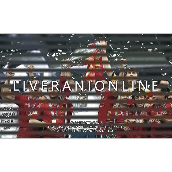 KIJOW STADION OLIMPIJSKI 01.07.2012 EURO 2012 PILKA NOZNA FINAL MISTRZOSTW EUROPY HISZPANIA WLOCHY NZ HISZPANIA RADOSC ZWYCIESTWO MISTRZOSTWO MISTRZ EUROPY FETA FOT MICHAL NOWAK / NEWSPIX.PL KYIV OLYMPIC STADIUM 01.07.2012 FOOTBALL SOCCER EURO 2012 FINAL OF UEFA EUROPEAN FOOTBALL CHAMPIONSHIP SPAIN - ITALY SPANISH PLAYERS ARE CELEBRATING AS THEY WON OVER ITALY. SPAIN BECAME EUROPEAN CHAMPIONS MICHAL NOWAK / NEWSPIX.PL --- Newspix.pl /EUROPEO 2012 ITALIA SPAGNA FINALE - AG ALDO LIVERANI SAS - ITALY ONLY - *** Local Caption *** www.newspix.pl mail us: info@newspix.pl call us: 0048 022 23 22 222 --- Polish Picture Agency by Ringier Axel Springer Poland .