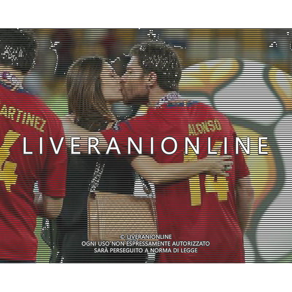 KIJOW STADION OLIMPIJSKI 01.07.2012 EURO 2012 PILKA NOZNA FINAL MISTRZOSTW EUROPY HISZPANIA WLOCHY NZ HISZPANIA RADOSC ZWYCIESTWO MISTRZOSTWO MISTRZ EUROPY FETA XABI ALONSO SPA Z ZONA CALUS BUZIAK FOT MICHAL NOWAK / NEWSPIX.PL KYIV OLYMPIC STADIUM 01.07.2012 FOOTBALL SOCCER EURO 2012 FINAL OF UEFA EUROPEAN FOOTBALL CHAMPIONSHIP SPAIN - ITALY SPANISH PLAYERS ARE CELEBRATING AS THEY WON OVER ITALY. SPAIN BECAME EUROPEAN CHAMPIONS XABI ALONSO SPA IS KISSING HIS WIFE MICHAL NOWAK / NEWSPIX.PL --- Newspix.pl /EUROPEO 2012 ITALIA SPAGNA FINALE - AG ALDO LIVERANI SAS - ITALY ONLY - *** Local Caption *** www.newspix.pl mail us: info@newspix.pl call us: 0048 022 23 22 222 --- Polish Picture Agency by Ringier Axel Springer Poland .