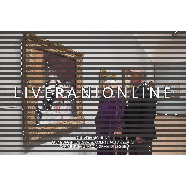 (L-R) Mr Michael Conforti, Director of the Clark \' Javotte Ray pose for photographers alongside her grandparents important impressionist collection at the Royal Academy of Arts in London. ©photoshot/AGENZIA ALDO LIVERANI SAS - ITALY ONLY - Da Parigi: il gusto per Impressionismo - Il Signor Michael Conforti, direttore del Clark e