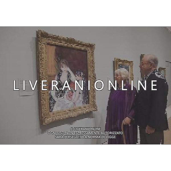(L-R) Mr Michael Conforti, Director of the Clark \' Javotte Ray pose for photographers alongside her grandparents important impressionist collection at the Royal Academy of Arts in London. ©photoshot/AGENZIA ALDO LIVERANI SAS - ITALY ONLY - Da Parigi: il gusto per Impressionismo - Il Signor Michael Conforti, direttore del Clark e