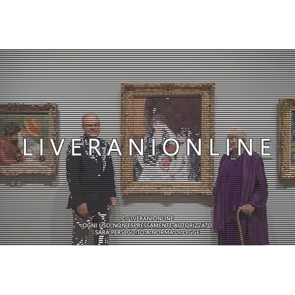 (L-R) Mr Michael Conforti, Director of the Clark \' Javotte Ray pose for photographers alongside her grandparents important impressionist collection at the Royal Academy of Arts in London. ©photoshot/AGENZIA ALDO LIVERANI SAS - ITALY ONLY - Da Parigi: il gusto per Impressionismo - Il Signor Michael Conforti, direttore del Clark e
