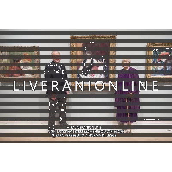 (L-R) Mr Michael Conforti, Director of the Clark \' Javotte Ray pose for photographers alongside her grandparents important impressionist collection at the Royal Academy of Arts in London. ©photoshot/AGENZIA ALDO LIVERANI SAS - ITALY ONLY - Da Parigi: il gusto per Impressionismo - Il Signor Michael Conforti, direttore del Clark e