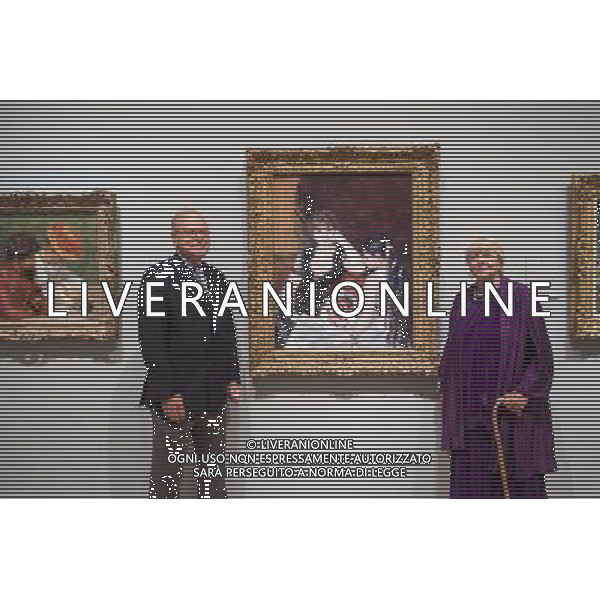 (L-R) Mr Michael Conforti, Director of the Clark \' Javotte Ray pose for photographers alongside her grandparents important impressionist collection at the Royal Academy of Arts in London. ©photoshot/AGENZIA ALDO LIVERANI SAS - ITALY ONLY - Da Parigi: il gusto per Impressionismo - Il Signor Michael Conforti, direttore del Clark e