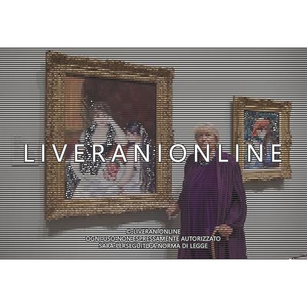 Javotte Ray pose for photographers alongside her grandparents important impressionist collection at the Royal Academy of Arts in London. ©photoshot/AGENZIA ALDO LIVERANI SAS - ITALY ONLY - Da Parigi: il gusto per Impressionismo - Il Signor Michael Conforti, direttore del Clark e