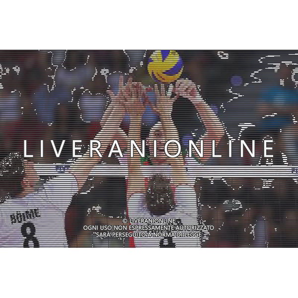 04.07.2012 SOFIA , BULGARIA - HALA ARMEEC ARENA (SOFIA, BULGARIA - ARMEEC ARENA ) SIATKOWKA MEZCZYZN (MEN\'S VOLLEYBALL), LIGA SWIATOWA 2012 - TURNIEJ FINALOWY ( WORLD LEAGUE FINALS)- GRUPA B (POOL B) MECZ BULGARIA - NIEMCY (GAME BULGARIA - GERMANY) NZ MARCUS BOHME (L), TODOR TODOROV, SIMON TICHER (P) FOTO LUKASZ GROCHALA/ CYFRASPORT / NEWSPIX.PL --- Newspix.pl WORLD LEAGUE FINALS BULGARIA - GERMANIA AG ALDO LIVERANI SAS - ITALY ONLY - *** Local Caption *** .