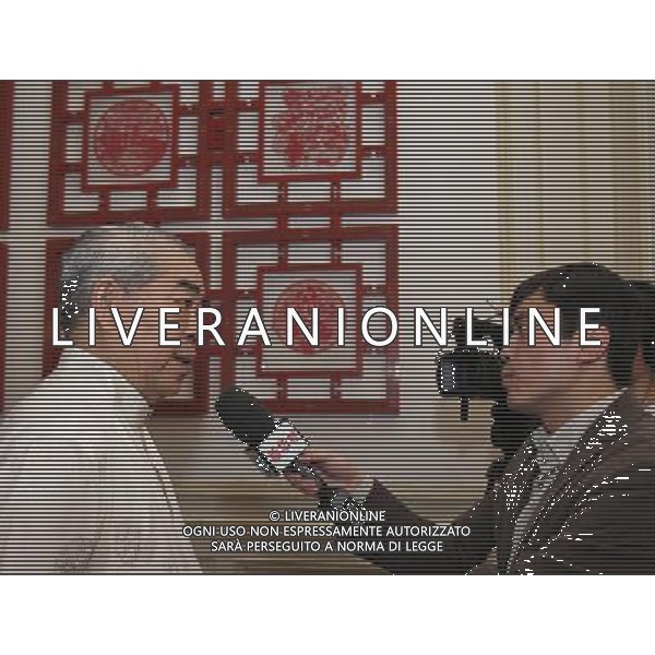 (120704) -- PARIS, July 4, 2012 () -- Chinese artist Fan Zeng (L) receives an exlusive interview with News Agency during the opening ceremony of Fan Zeng\'s artwork exhibition at the Chinese Culture Center in Paris, France, July 4, 2012. The exhibition will last till February 2013. (/Gao Jing) ©photoshot/AGENZIA ALDO LIVERANI SAS - ITALY ONLY - L\'artista cinese Zeng Fan durante la cerimonia di apertura della mostra di sue opere d\'arte presso il Centro di Cultura Cinese a Parigi, Francia, 4 luglio 2012. La mostra durerˆ fino al febbraio 2013.