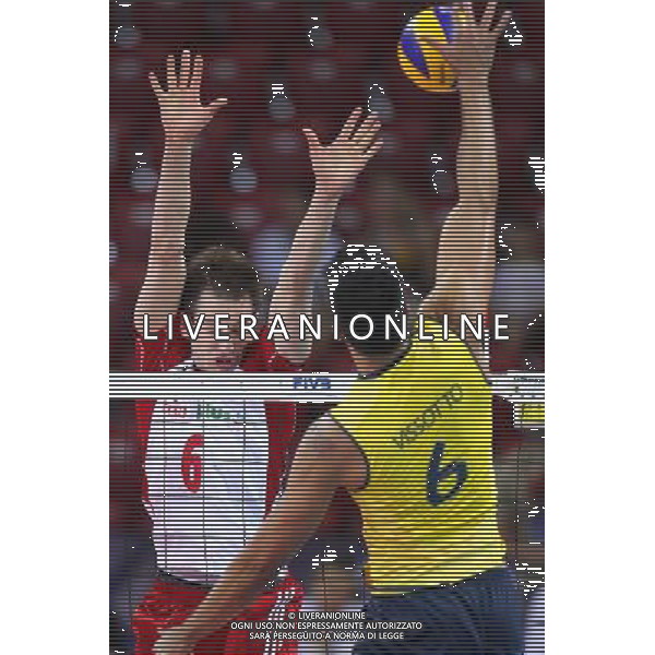 05.07.2012 SOFIA , BULGARIA - HALA ARMEEC ARENA (SOFIA, BULGARIA - ARMEEC ARENA ) SIATKOWKA MEZCZYZN (MEN\'S VOLLEYBALL), LIGA SWIATOWA 2012 - TURNIEJ FINALOWY ( WORLD LEAGUE FINALS)- GRUPA A (POOL A) MECZ BRAZYLIA - POLSKA (GAME BRAZIL - POLAND ) NZ BARTOSZ KUREK, LEONARDO VISOTTO FOTO LUKASZ GROCHALA/ CYFRASPORT/NEWSPIX.PL --- Newspix.pl /AG ALDO LIVERANI SAS WORLD LEAGUE VOLLEY - ITALY ONLY - *** Local Caption *** www.newspix.pl mail us: info@newspix.pl call us: 0048 022 23 22 222 --- Polish Picture Agency by Ringier Axel Springer Poland
