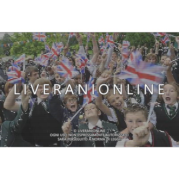 School children at Bletchley Park watch the Olympic Torch Relay on 9 July 2012. /PHOTOSHOT/AG ALDO LIVERANI SAS - ITALY ONLY -