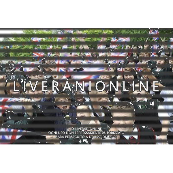 School children at Bletchley Park watch the Olympic Torch Relay on 9 July 2012. /PHOTOSHOT/AG ALDO LIVERANI SAS - ITALY ONLY -