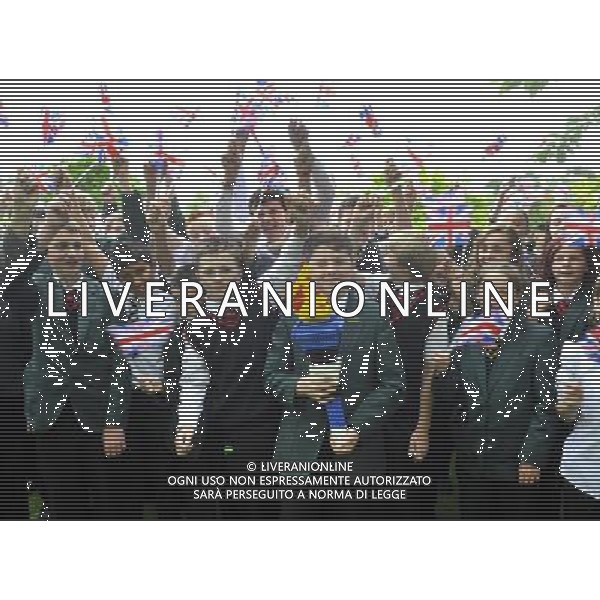 School children at Bletchley Park watch the Olympic Torch Relay on 9 July 2012. /PHOTOSHOT/AG ALDO LIVERANI SAS - ITALY ONLY -