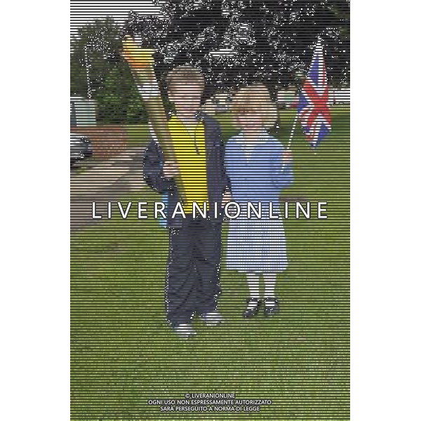 School children at Bletchley Park watch the Olympic Torch Relay on 9 July 2012. /PHOTOSHOT/AG ALDO LIVERANI SAS - ITALY ONLY -